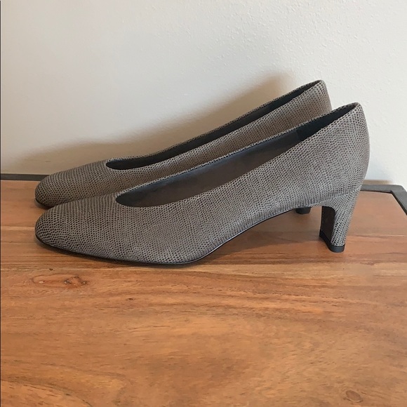 STUART WEITZMAN Gray Textured Block Heels - Picture 3 of 12